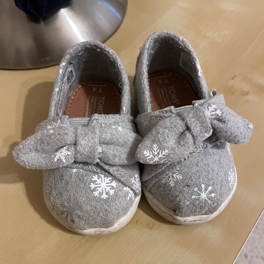 Tiny Toms. Grey snowflakes.